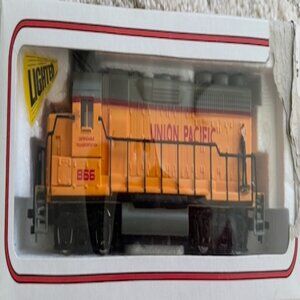 Bachmann HO Series Train Set - Locomotives + Cabooses + Tracks + Station